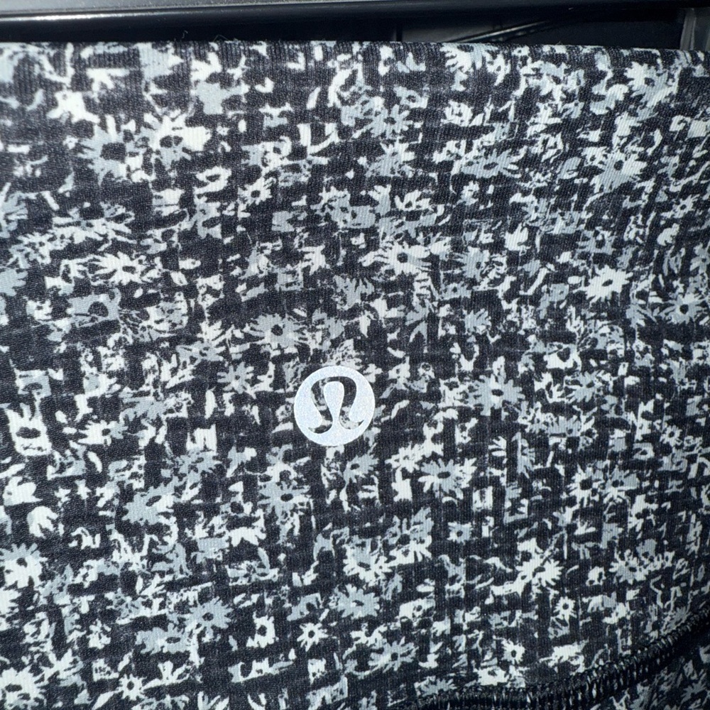 Lululemon leggings Black and White pattern high rise size 4 - Picture 4 of 6
